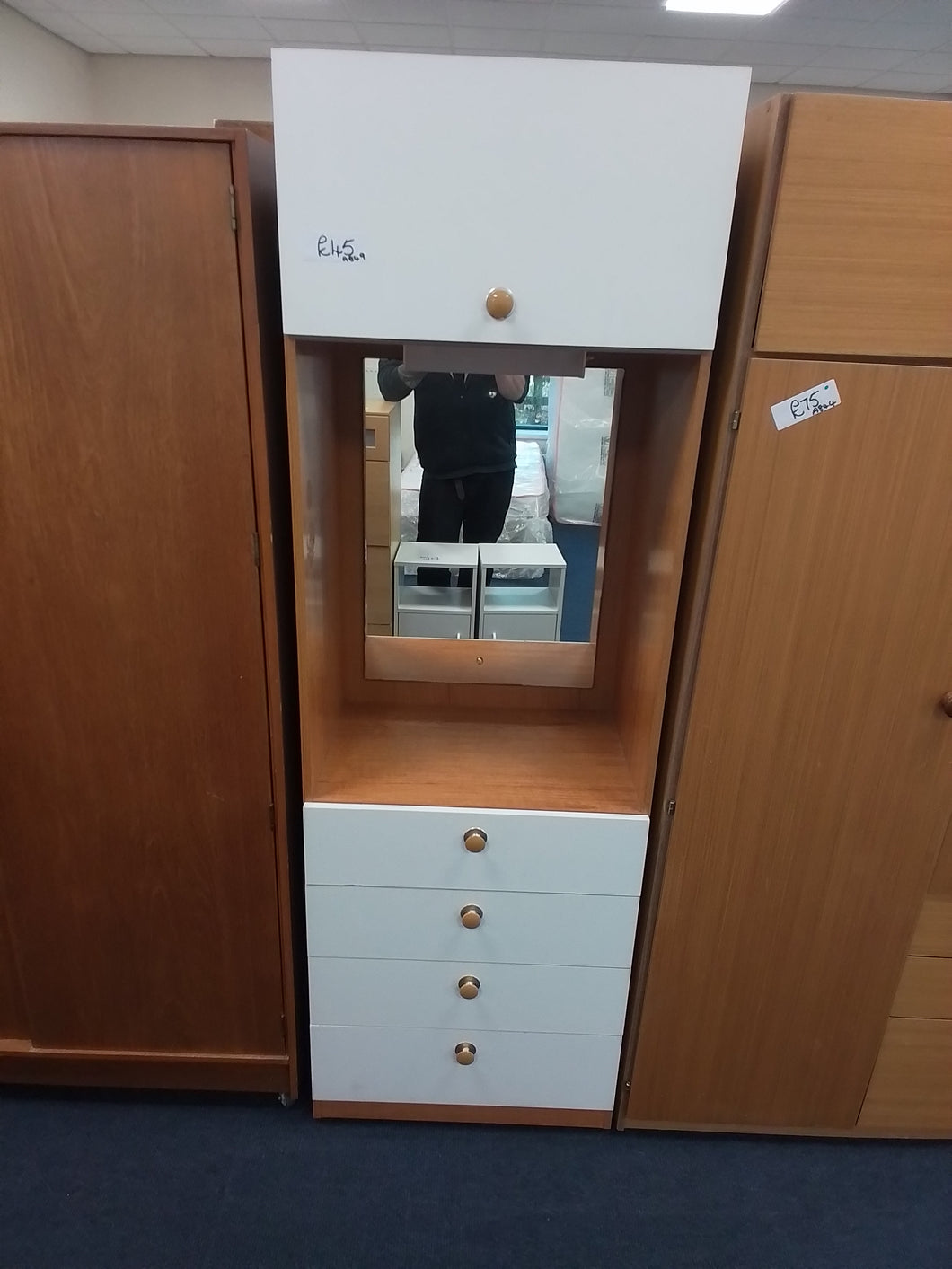 Single wardrobe unit