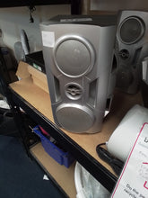 Load image into Gallery viewer, Pair of Speakers **a foot missing on 1 speaker**
