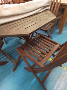 Garden Table w/4 Chairs & Parasol