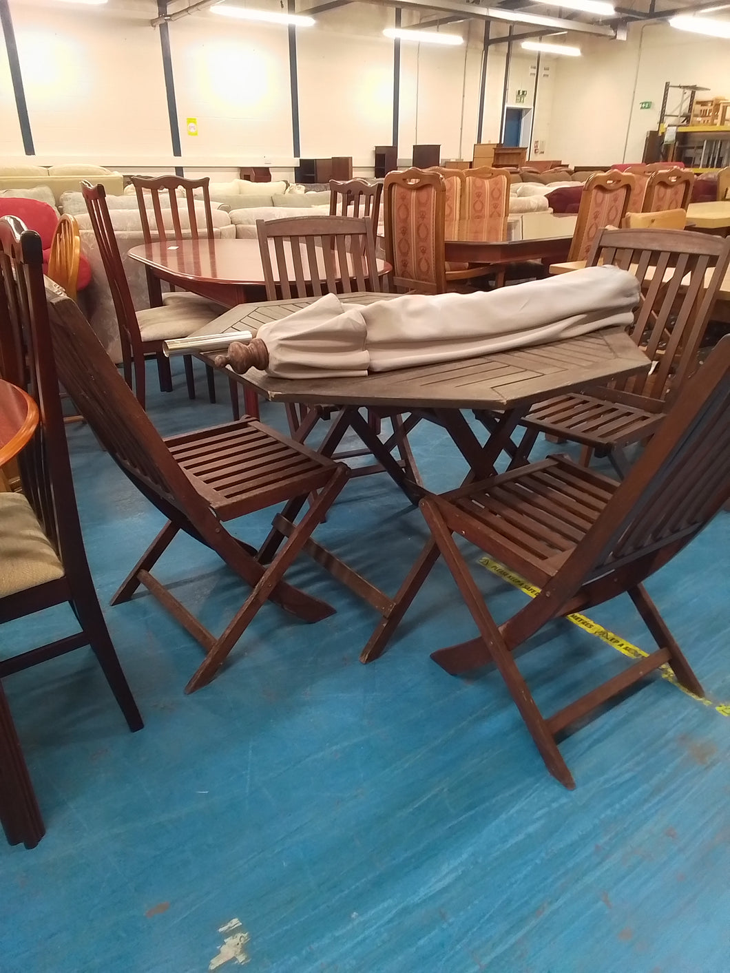 Garden Table w/4 Chairs & Parasol